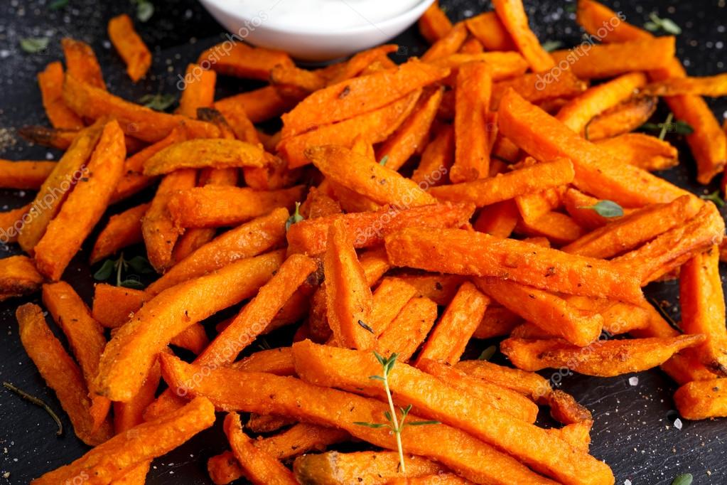 Sağlıklı ev yapımı pişmiş turuncu tatlı patates kızartması ile taze