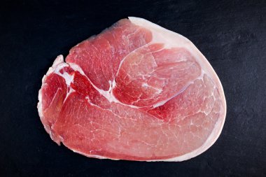 Siyah taş zemin üzerine ham tavla biftek