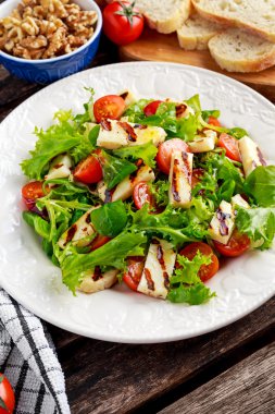 Izgara Hellim peynirli salata cadı domates ve marul. sağlıklı gıda