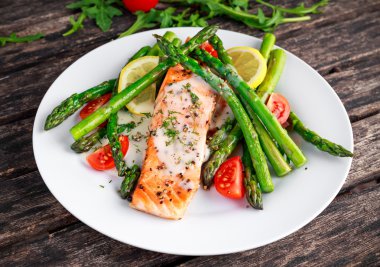 Kuşkonmaz, domates, limon, beyaz plaka üzerinde sarı kireç ile kızarmış somon