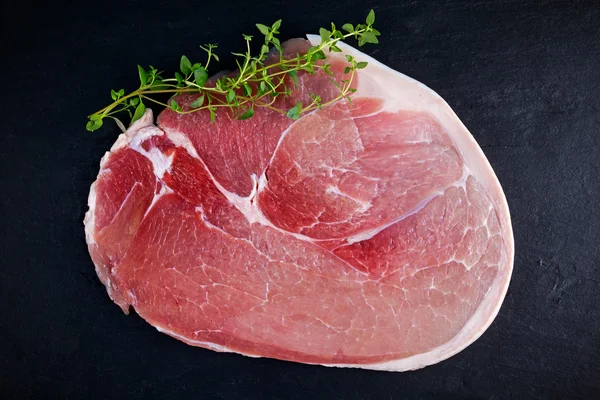 Filete de gammon crudo sobre fondo de piedra negra —  Fotos de Stock