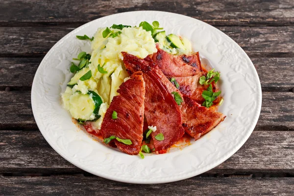 Bistecca di Gammon affettata con purè di patate su fondo di legno . — Foto Stock