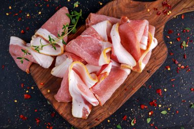 Ham Füme pastırma ahşap tahta üzerinde hangi otlar dilimler.