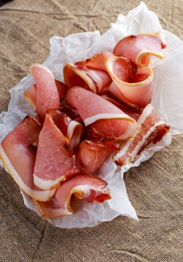 Ham bira pastırma buruşuk kağıt üzerinde hangi otlar dilimler.