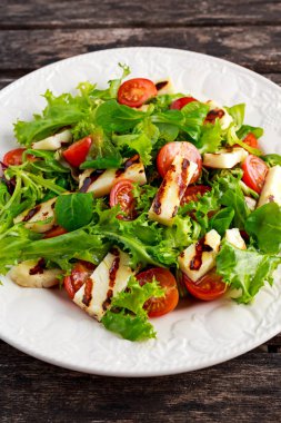 Izgara Hellim peynirli salata cadı domates ve marul. sağlıklı gıda