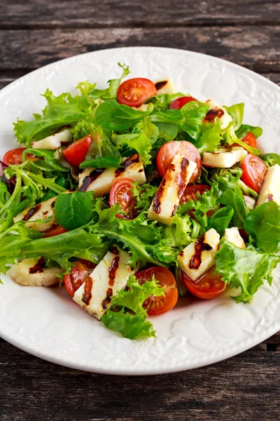 Жареный сырный салат Халуми помидоры ведьмы и салат. здоровое питание — стоковое фото