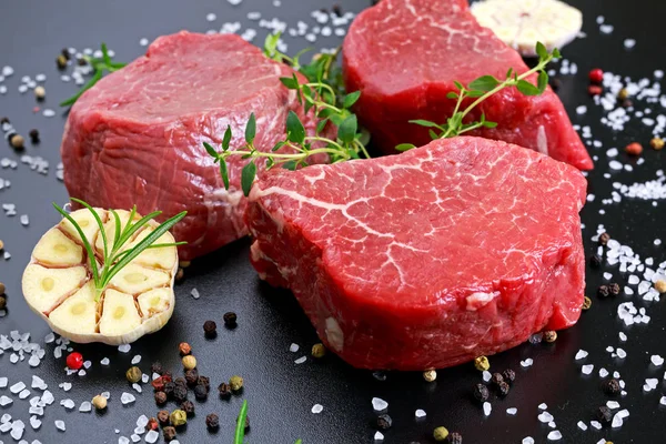 Bife de carne crua fresco Mignon, com sal, pimenta, tomilho, alho Pronto para cozinhar — Fotografia de Stock