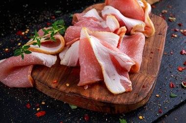 Ham Füme pastırma ahşap tahta üzerinde hangi otlar dilimler.