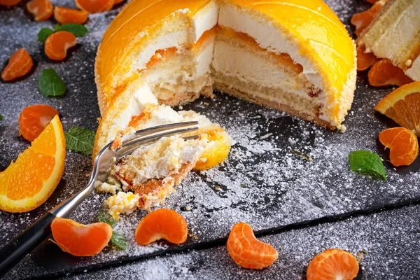 橙子蛋糕女巫慕斯、 普通话萨乌恰和水果 — 图库照片