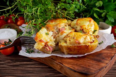 Sıcak Baked patates dolması ile peynir, pastırma, ahşap masa üzerine maydanoz.