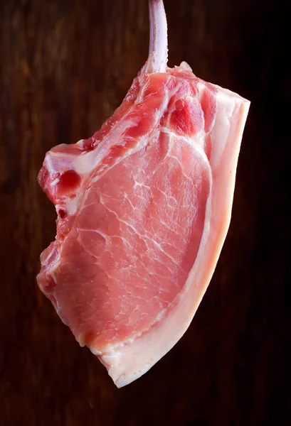 Raw pork cutlet close up. on wooden background — Stock Photo, Image