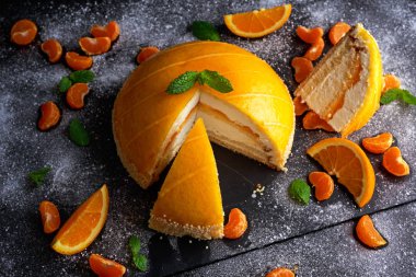 Portakallı pasta cadı mus, Mandarin saucea ve meyve