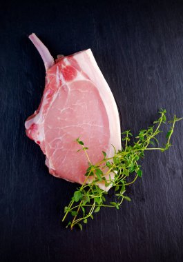 Üstten Görünüm çiğ Domuz pirzola kapatın. taş zemin üzerine