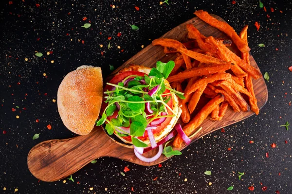Queijo Halloumi, cogumelo Burger com batatas-doces fritas. conceito de saúde alimentar — Fotografia de Stock