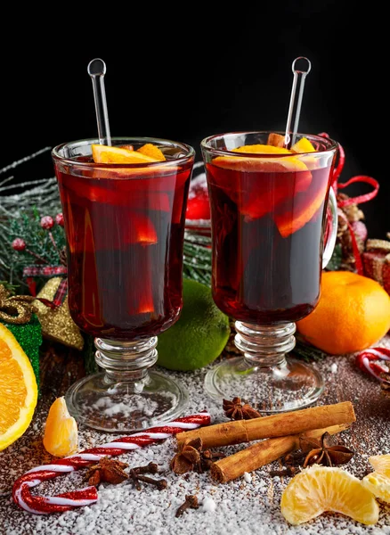 Vin chaud chaud avec bâtonnets de cannelle, orange, citron vert. concept de Noël . — Photo