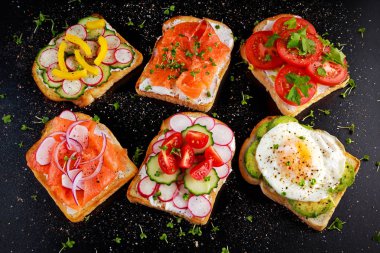 Vejetaryen tost sandviç somon, raddish, domates, salatalık, avokado, kızarmış yumurta ve tatlı biber ile çeşitli