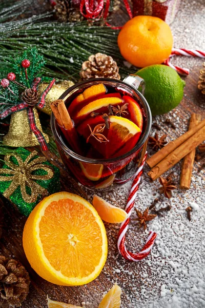 Hot Mulled wine with cinnamon sticks, orange, lime. christmas concept. — Stock Photo, Image