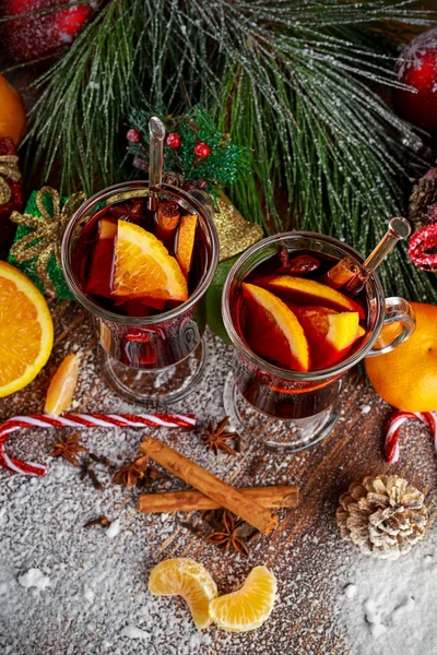 Vin chaud chaud avec bâtonnets de cannelle, orange, citron vert. concept de Noël . — Photo