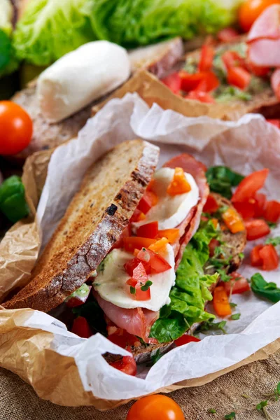 Fresh Blt Sandwich z boczkiem sałatą pomidorem i mozzarellą na zmięty papier — Zdjęcie stockowe