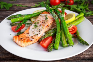 Kuşkonmaz, domates, limon, beyaz plaka üzerinde sarı kireç ile kızarmış somon