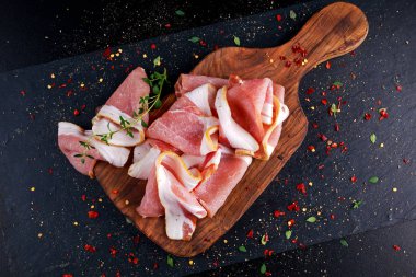 Ham Füme pastırma ahşap tahta üzerinde hangi otlar dilimler.