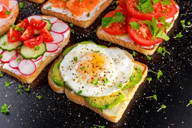 Vejetaryen tost sandviç somon, raddish, domates, salatalık, avokado, kızarmış yumurta ve tatlı biber ile çeşitli