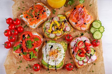 Vejetaryen tost sandviç somon, raddish, domates, salatalık, avokado, kızarmış yumurta ve tatlı biber ile çeşitli