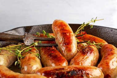 Ev yapımı domuz sosisi kekik ile rustik tavada