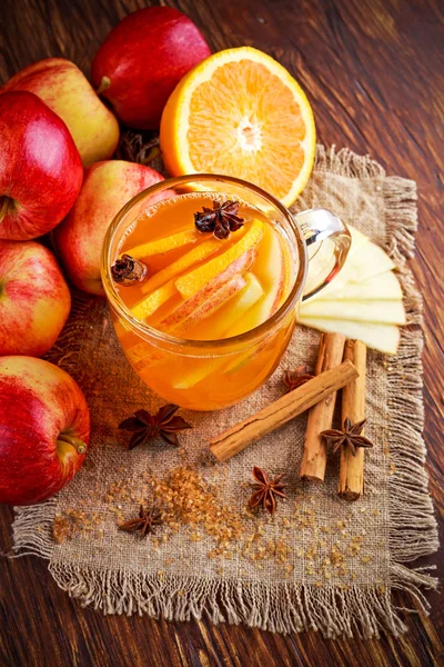 Cidre de pomme chaud avec cannelle, clous de girofle, anis et orange — Photo