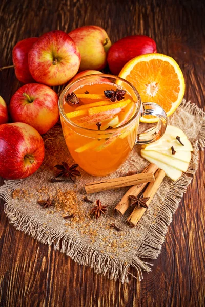 Гарячий глінтвейновий яблучний сидр з корицею, гвоздикою, анісом та апельсином — стокове фото
