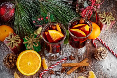 Mulled şarap tarçın, portakal, limon ile sıcak. Noel kavramı.
