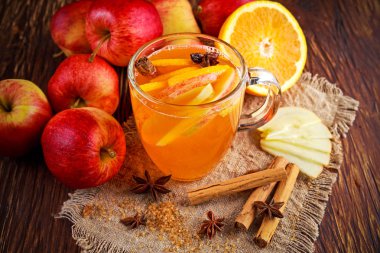 Mulled elma tarçın, karanfil, anason ve turuncu ile sıcak