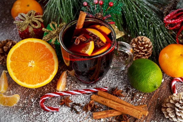 Гаряче глінтвейн з паличками кориці, апельсин, лайм. різдвяна концепція . — стокове фото