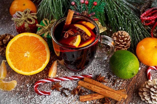 Mulled şarap tarçın, portakal, limon ile sıcak. Noel kavramı.