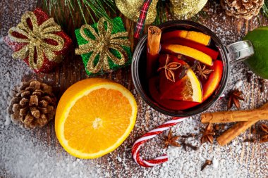 Mulled şarap tarçın, portakal, limon ile sıcak. Noel kavramı.