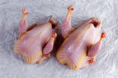 Ham pişirmeye hazır keklik buruşuk kağıt üzerinde görmüş.