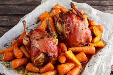 Buruşuk kağıt üzerinde pastırma bir kızartma kuş yemeye hazır.