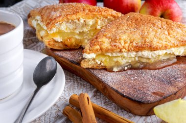 Puf böreği ciro elma pasta tatlı çırpılmış krema ve sıcak kahve ile.