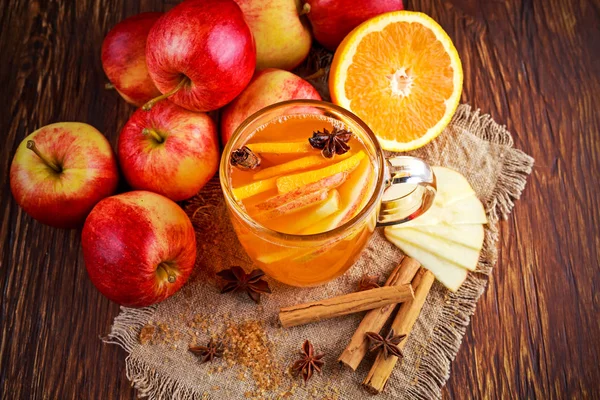 Cidre de pomme chaud avec cannelle, clous de girofle, anis et orange — Photo