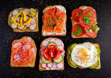 Vejetaryen tost sandviç somon, raddish, domates, salatalık, avokado, kızarmış yumurta ve tatlı biber ile çeşitli