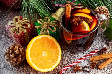 Mulled şarap tarçın, portakal, limon ile sıcak. Noel kavramı.
