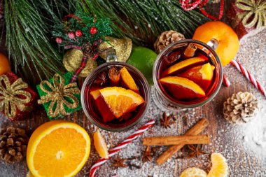 Mulled şarap tarçın, portakal, limon ile sıcak. Noel kavramı.
