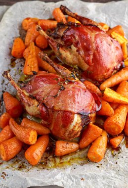 Buruşuk kağıt üzerinde pastırma bir kızartma kuş yemeye hazır.