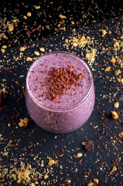 Sağlıklı kahvaltı berry ve yulaf güler yüzlü çikolata ile dekore edilmiş.