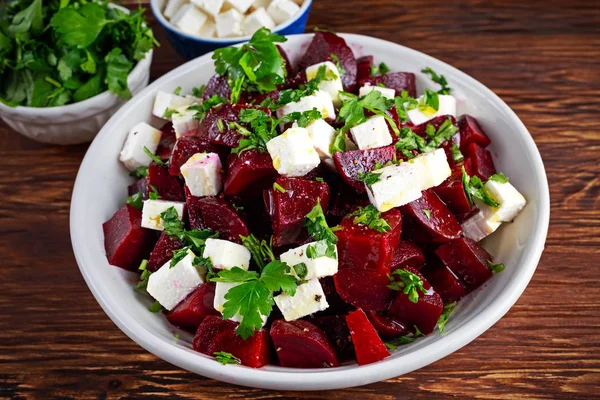 Здоровая свекла, салат из сыра фета с петрушкой — стоковое фото