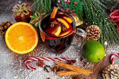 Mulled şarap tarçın, portakal, limon ile sıcak. Noel kavramı.
