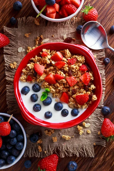 Σπιτικό granola πρωινό με γιαούρτι και μούρα φρέσκα φρούτα. έννοιες υγιεινής διατροφής — Φωτογραφία Αρχείου