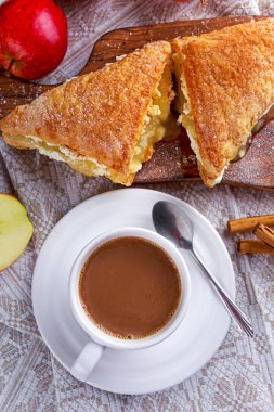 Puf böreği ciro elma pasta tatlı çırpılmış krema ve sıcak kahve ile.