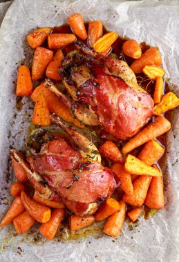 Buruşuk kağıt üzerinde pastırma bir kızartma kuş yemeye hazır.