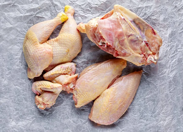 Pollo crudo di granturco allevato all'aperto scolpito in parti — Foto Stock